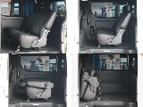 セカンドシート3人掛けベンチシート跳ね上げ可能