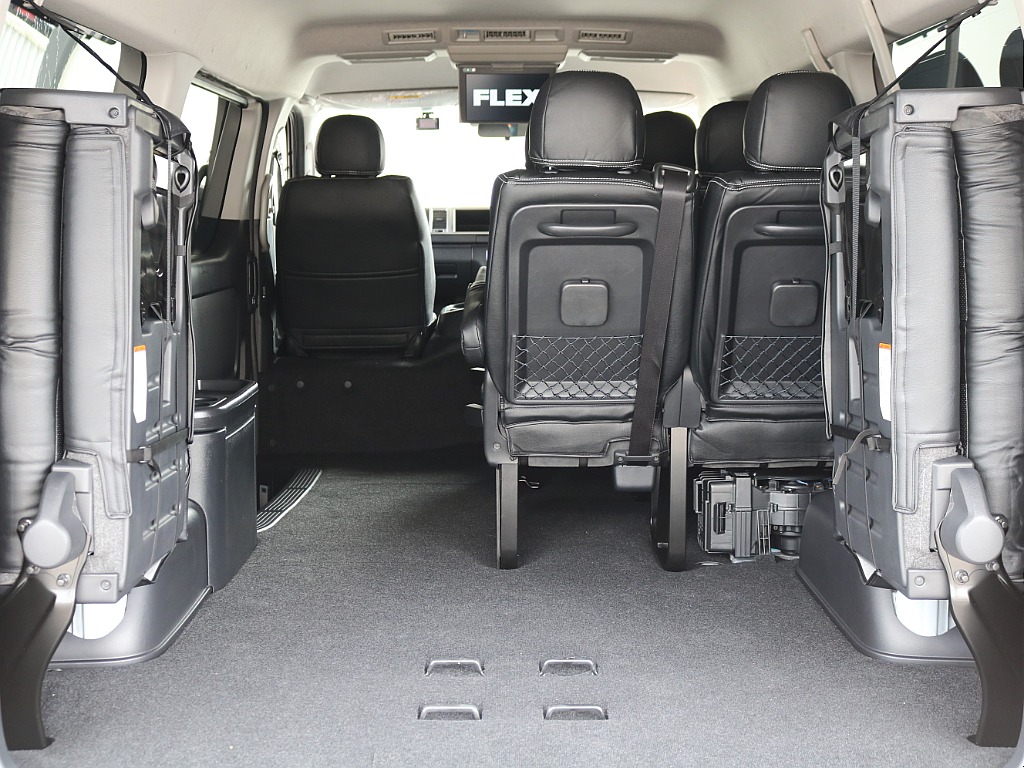 4列目跳ね上げて荷室スペース確保