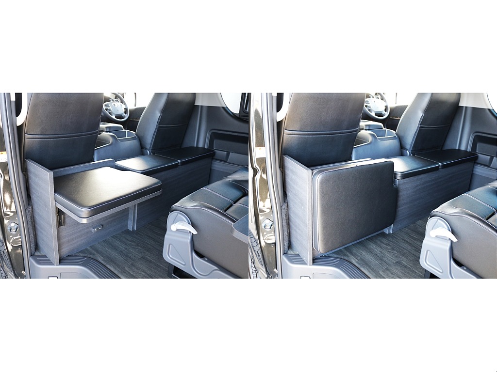 1.5列目シートを起こせば、10人乗車にも対応※未使用時はドリンクホルダーに！