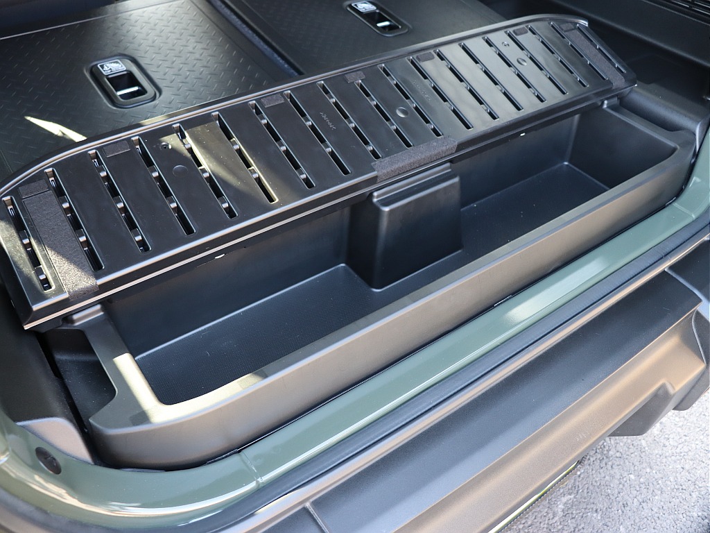 ラゲッジには隠し収納スペース！