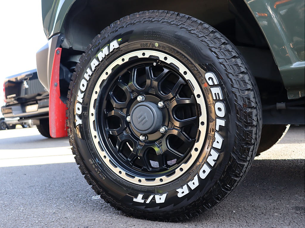 マッドバーン16インチアルミホイールにYOKOHAMA　GEOLANDER　ATタイヤのコンビネーション！