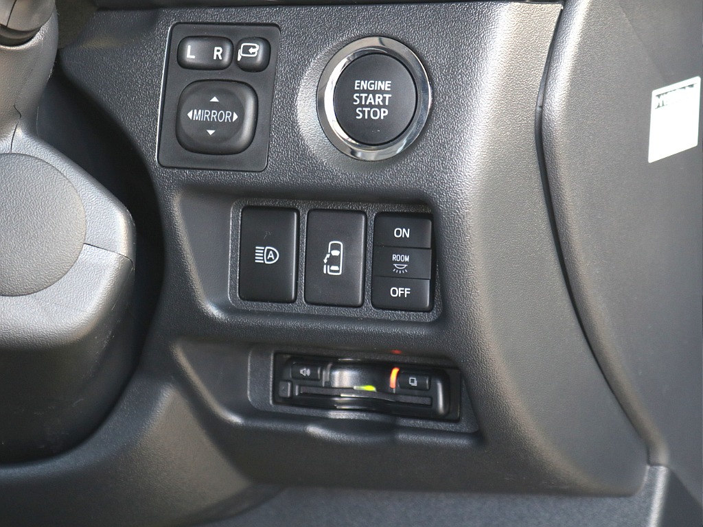 プッシュ式スタート・オートハイビームスイッチ・パワースライドドアスイッチ・ルームランプスイッチ・ビルトインETC