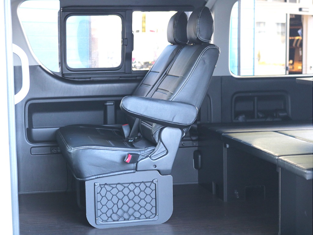 社外テーブル付内装架装