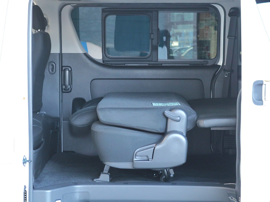 背もたれを倒すことも可能！