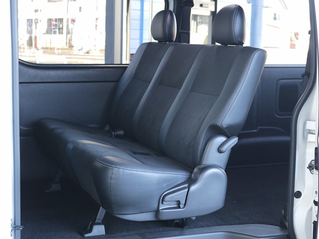 セカンドシート３人掛けベンチシート