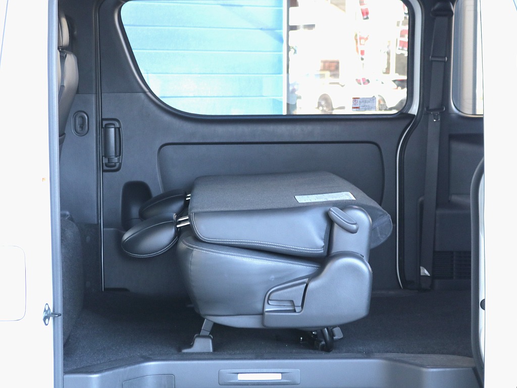 背もたれを倒すことも可能