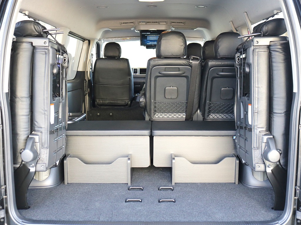 ４列目跳ね上げ可能！※荷室スペースも確保