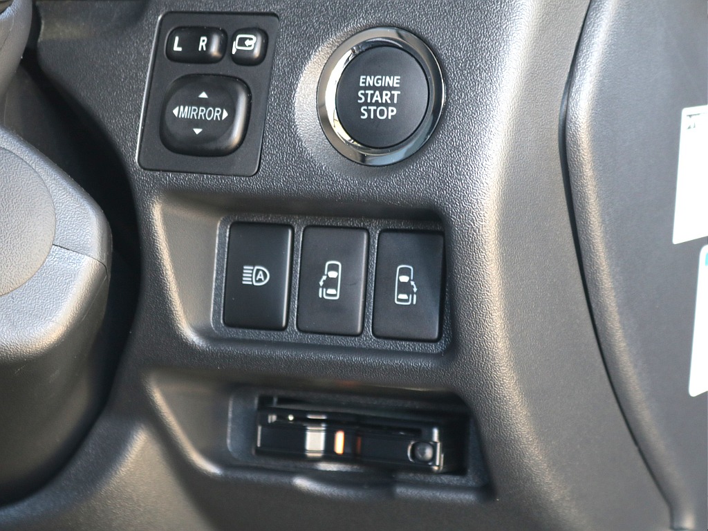 プッシュ式スタート・オートハイビームスイッチ・両側パワースライドドアスイッチ・ビルトインETC