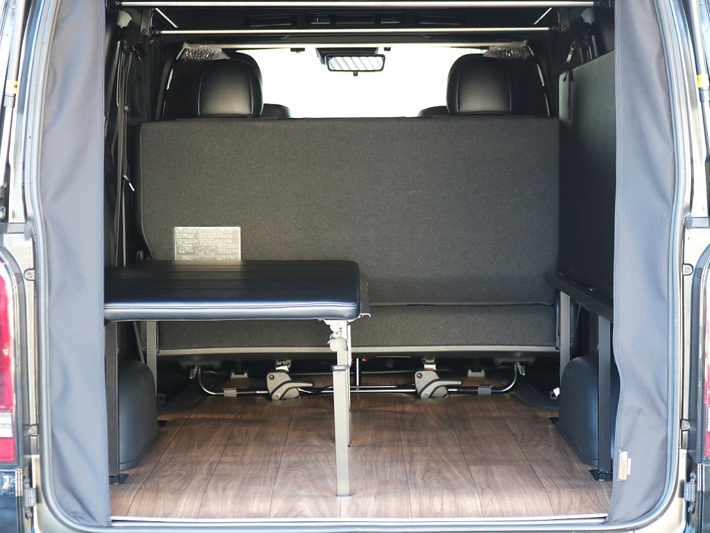 片側跳ね上げて、トランポ仕様にも！