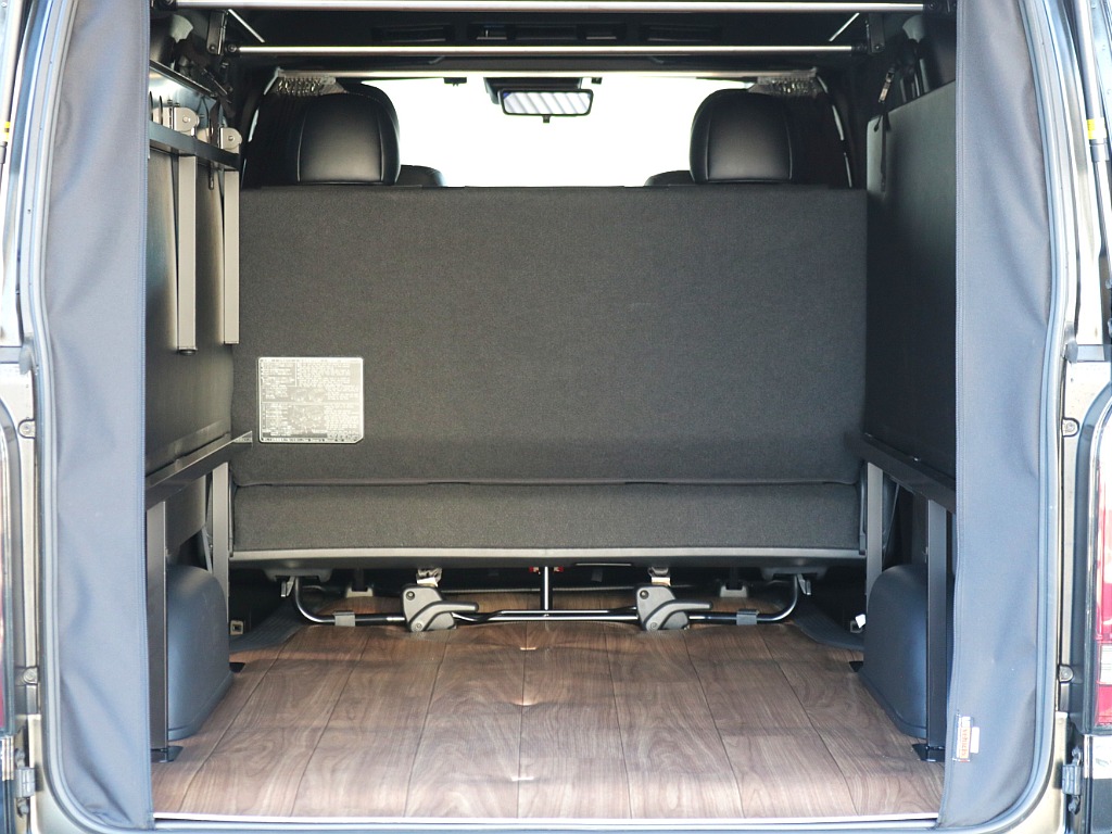 両側跳ね上げれば、広大な荷室スペースに！