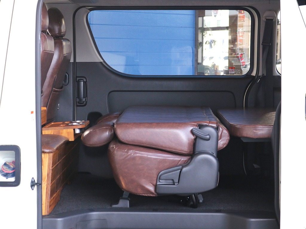 背もたれを倒してフルフラット可能