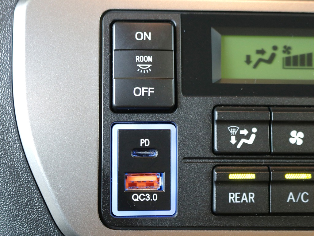 ルームランプスイッチ・USBポート