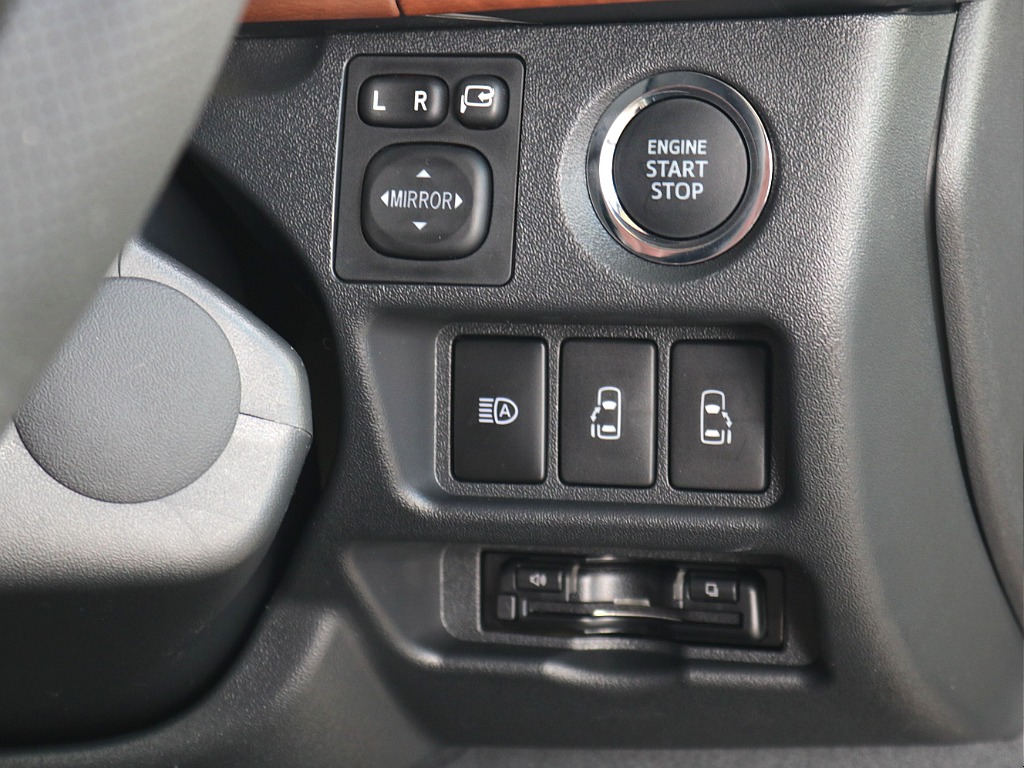 プッシュ式スタート・オートハイビームスイッチ・両側パワースライドドアスイッチ・ビルトインETC