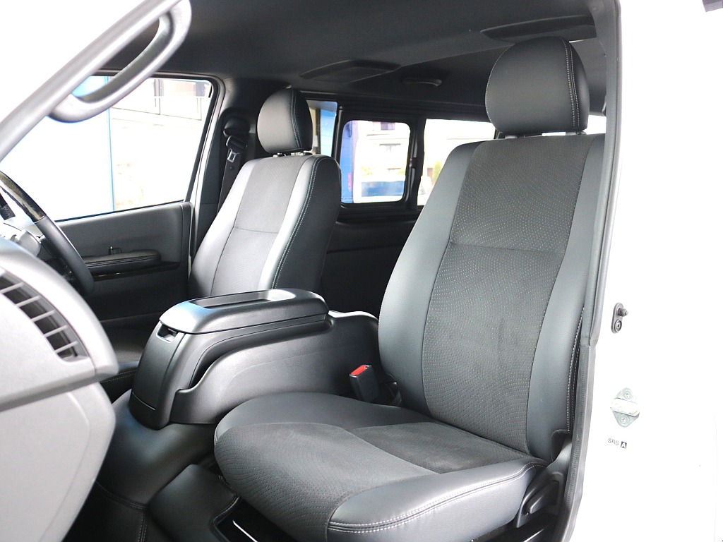 ダークプライム特別仕様車限定ハーフレザーシート