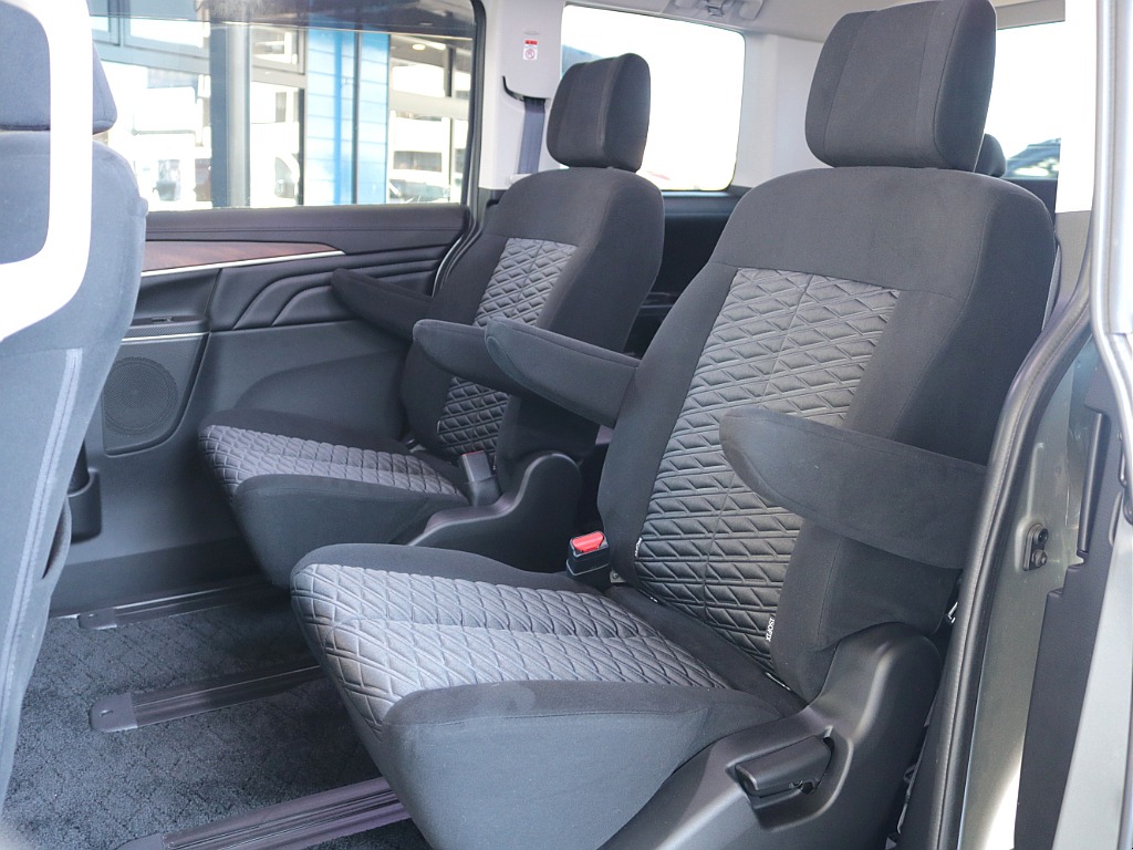 前後スライド可能