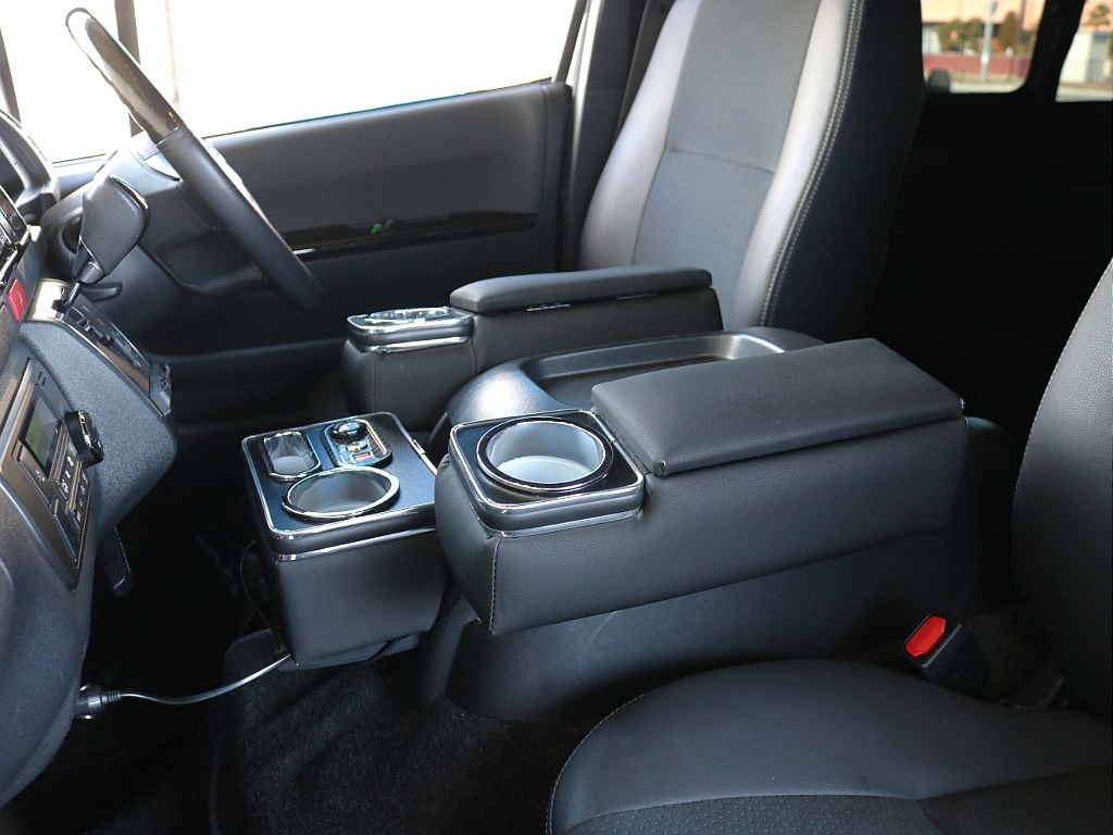 社外カップホルダー付きアームレスト