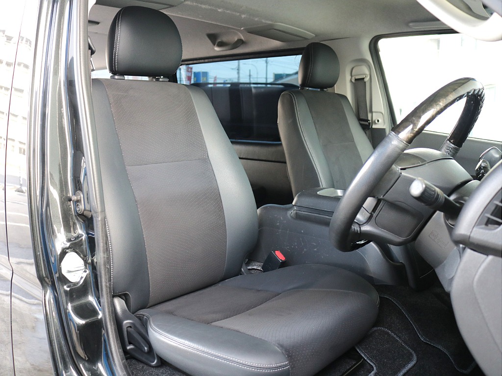 ダークプライム特別仕様車限定ハーフレザーシート