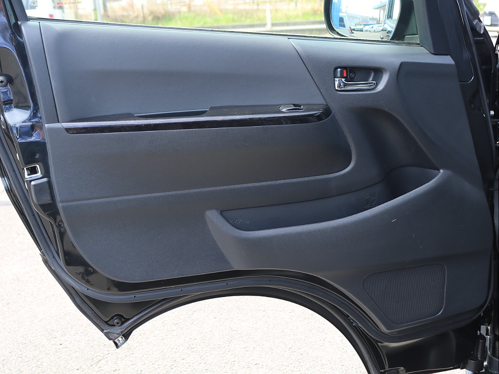 ＦＬＥＸグループは「すべての人に愛車を」をコンセプトに車種別に全国展開中！愛車と一緒に、ライフスタイルを充実させてもらいたいという思いで、ランクル仙台泉店では皆様のご要望になんでもお応えします♪