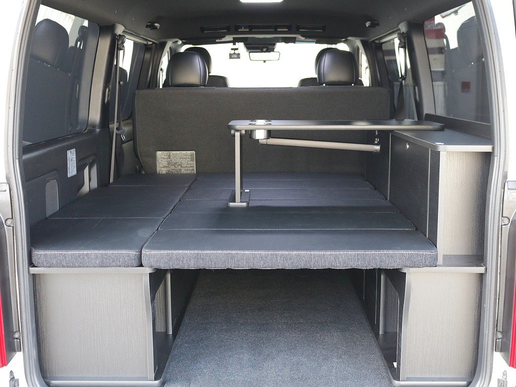 サイドテーブルは、ベッドマットを敷き詰めた状態でも使用可能！