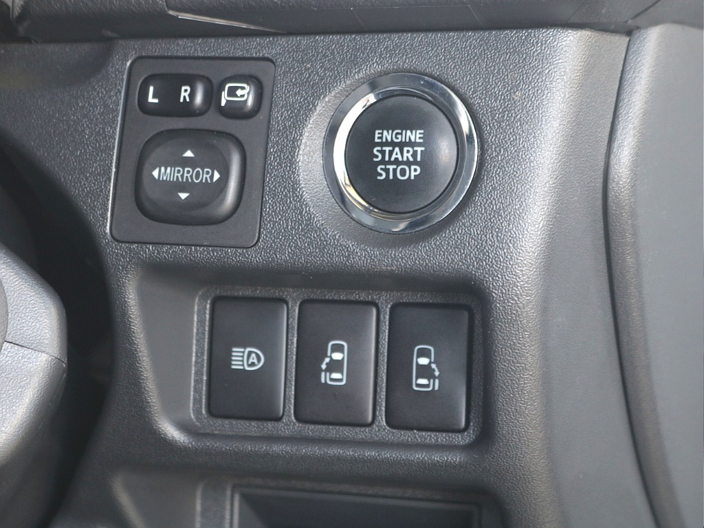 プッシュ式スタート・オートハイビームスイッチ・両側パワースライドドアスイッチ