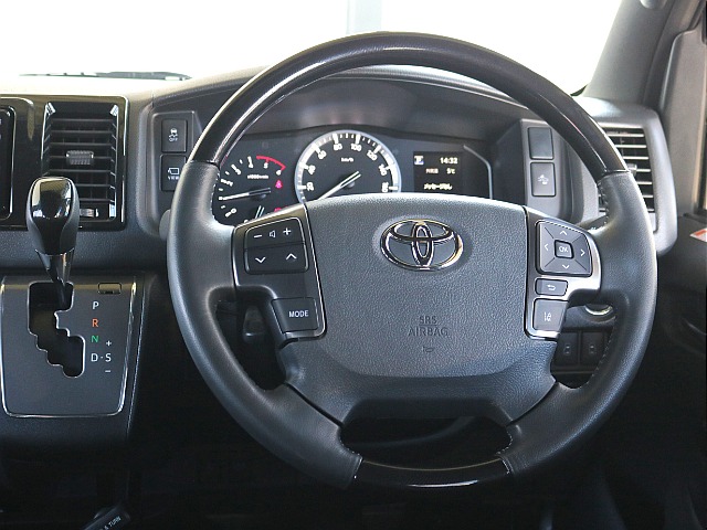 ダークプライムS特別仕様車限定4本スポークステアリングホイール