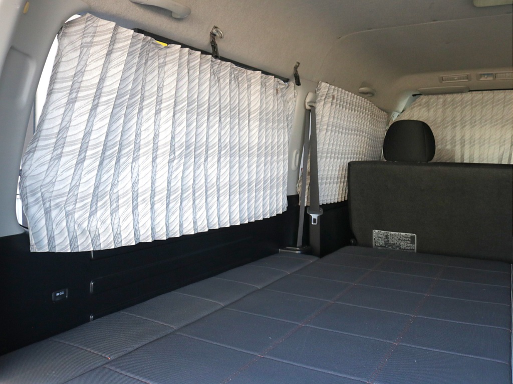 カーテン付き！車中泊でも安心！