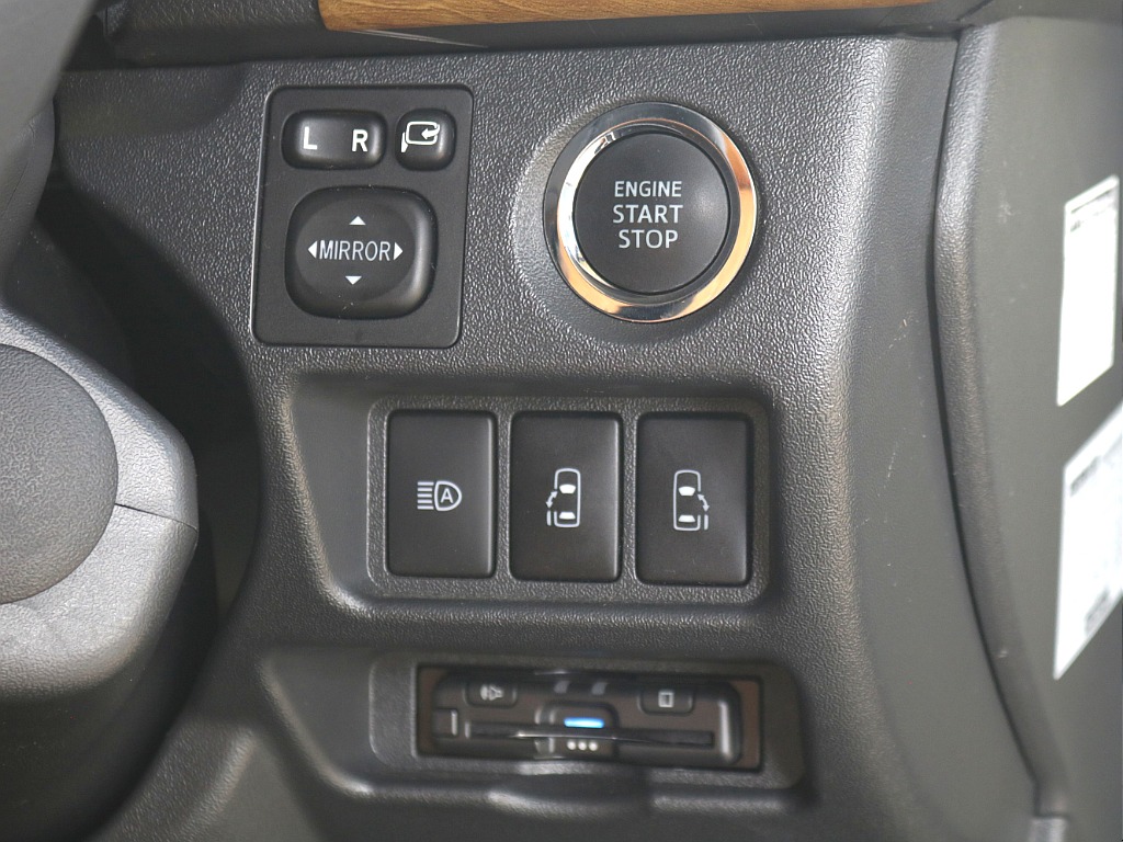 プッシュ式スタート・オートハイビームスイッチ・両側パワースライドドアスイッチ・ビルトインETC