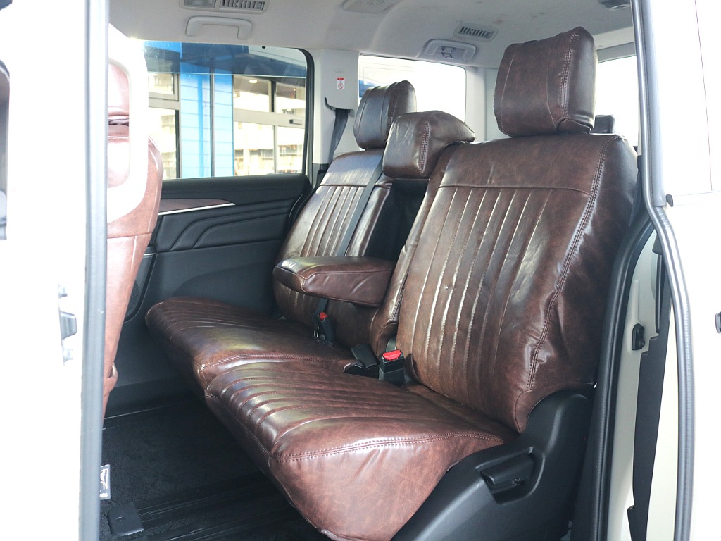 セカンドシートアームレストも装備