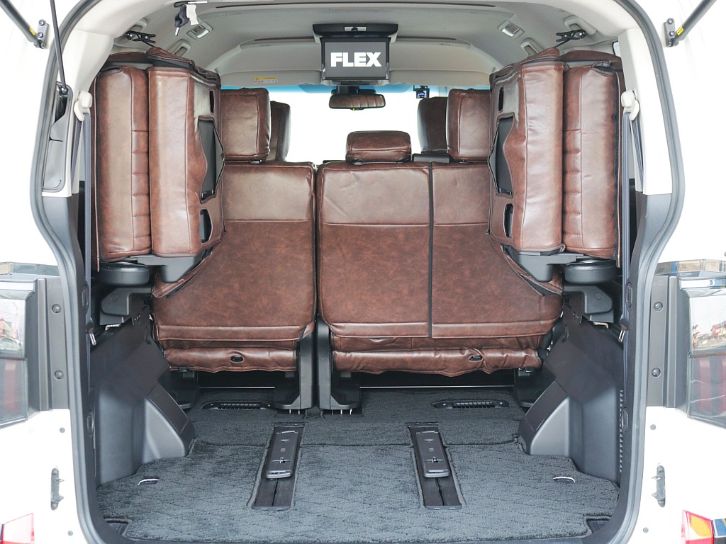 サードシート跳ね上げ可能！