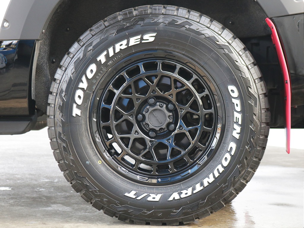 16インチアルミホイール・トーヨーオープンカントリータイヤ