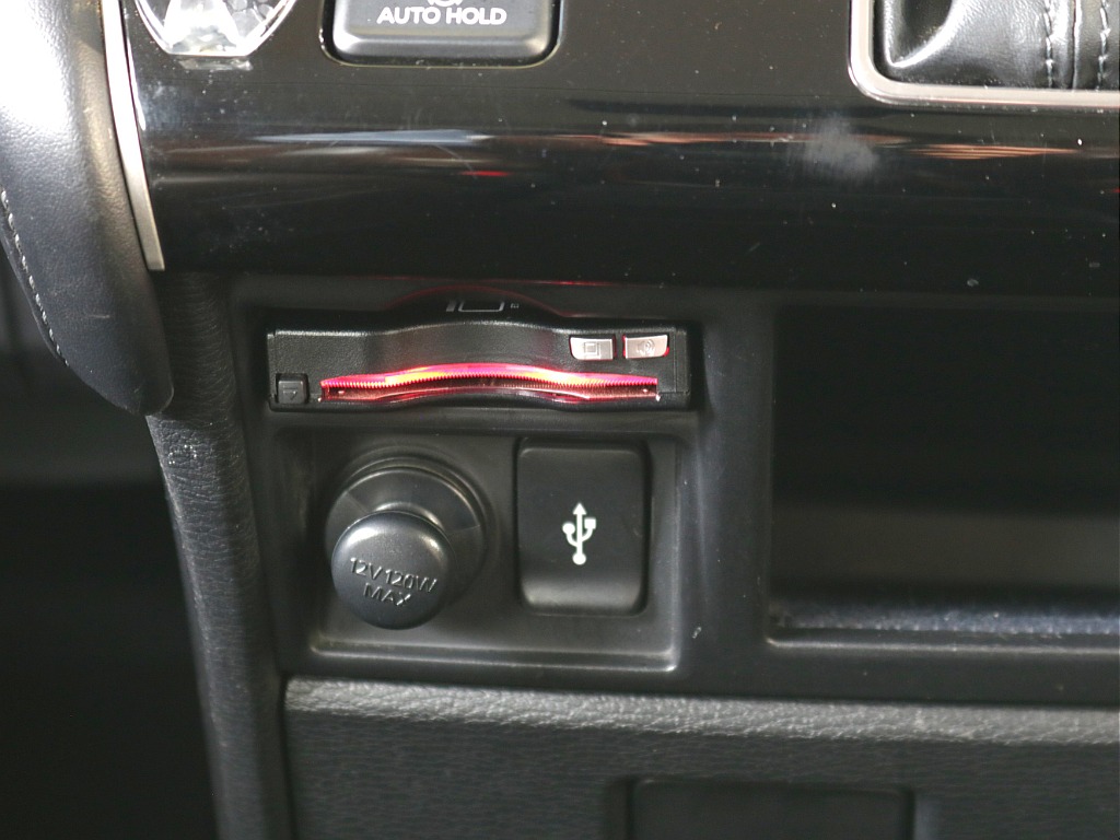 ビルトインETC・シガーソケット・USBポート