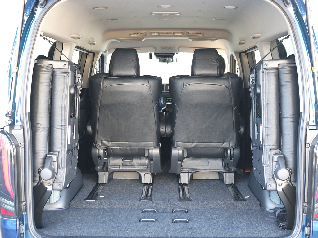 4列目跳ね上げ可能！荷物スペースも確保！