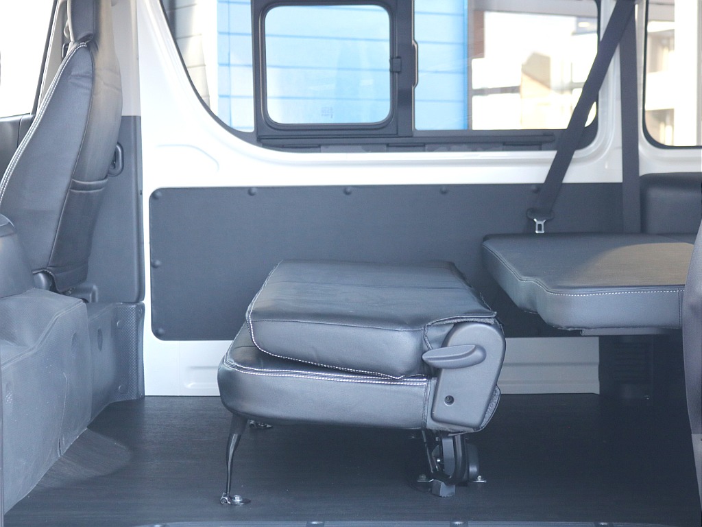 セカンドシート背もたれを倒せば、フルフラットにも！