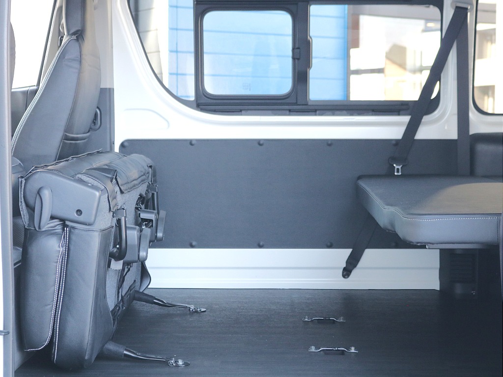 セカンドシート跳ね上げ可能