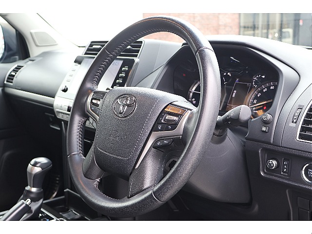 純正ステアリングの状態も良好です。