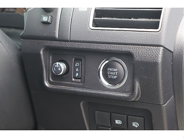 エンジンスタートボタン付近