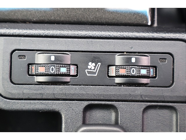 本革×合成皮革シート特有の「冷たさ×暑さ」を軽減してくれる、シートヒーターとベンチレーション。