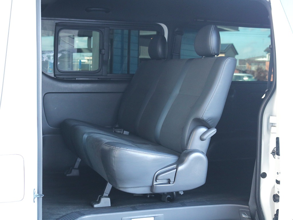 セカンドシート三人掛けベンチシート