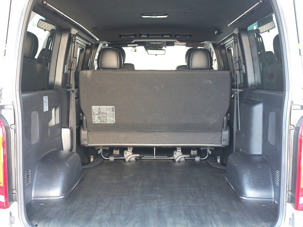 広々とした荷室スペース・オリジナルCFマット【ロング】