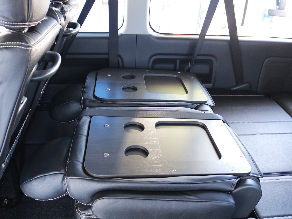 3列目のシートバックにゼロワゴンテーブル取付済み！シートを倒せば、簡易テーブルに早変わり！