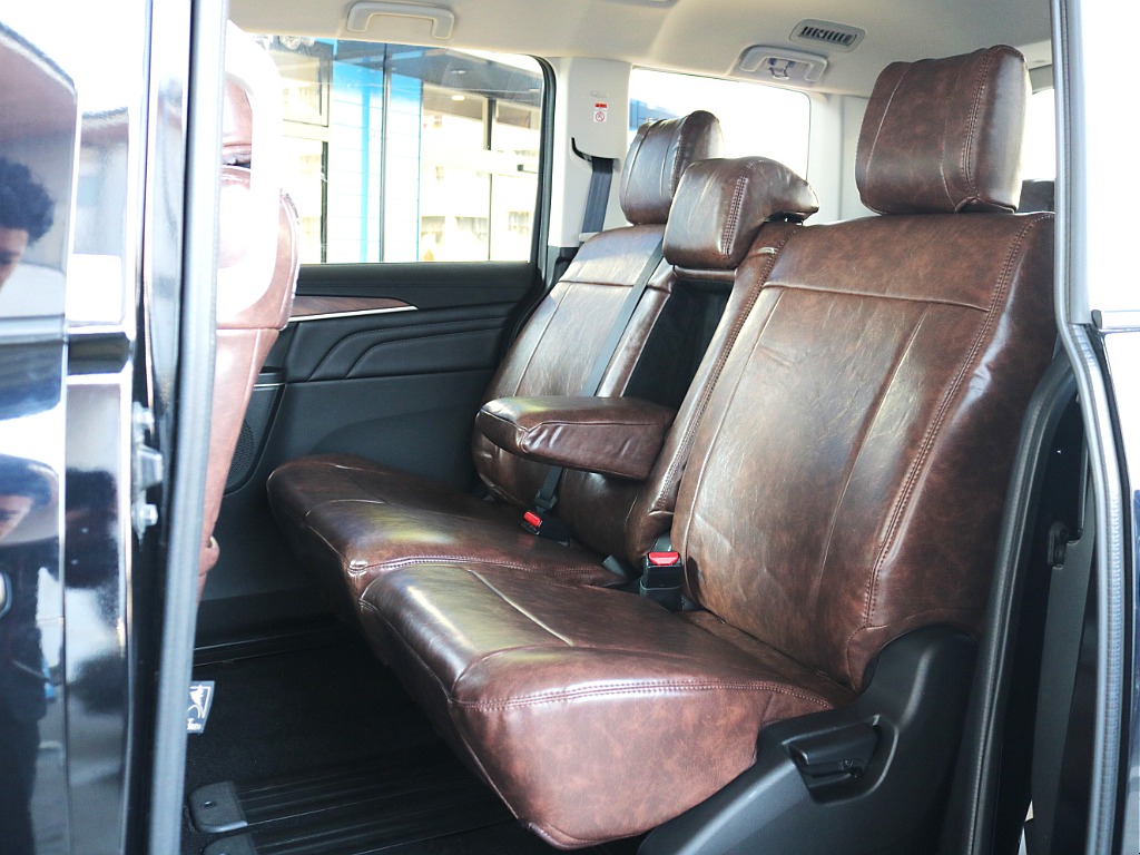 セカンドシート用途に合わせてアームレスト使用可能