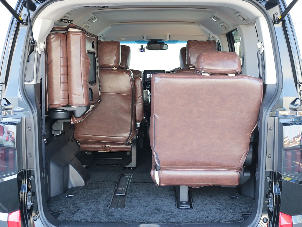 サードシート片側跳ね上げ