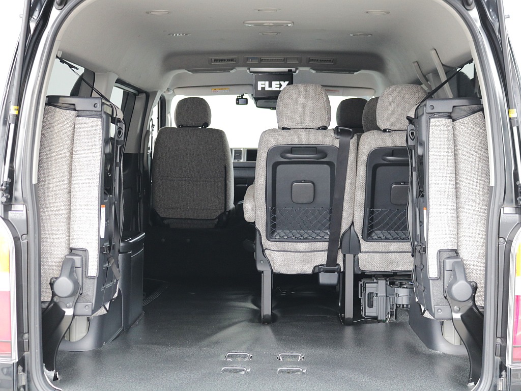 4列目跳ね上げ可能！荷物スペースも確保！