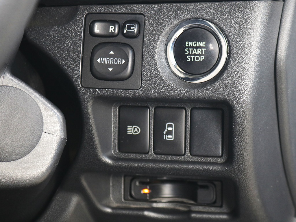 プッシュ式スタート・オートハイビームスイッチ・パワースライドドアスイッチ・ビルトインETC