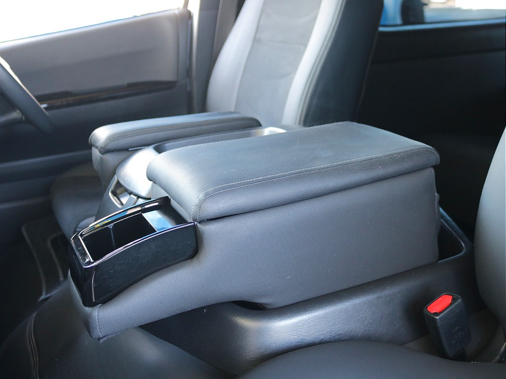 カップホルダー付きアームレスト