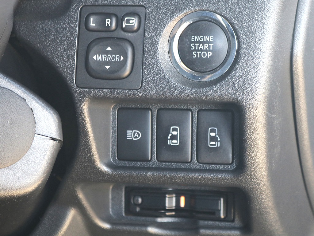 プッシュ式スタート・オートハイビームスイッチ・両側パワースライドドアスイッチ・ビルトインETC