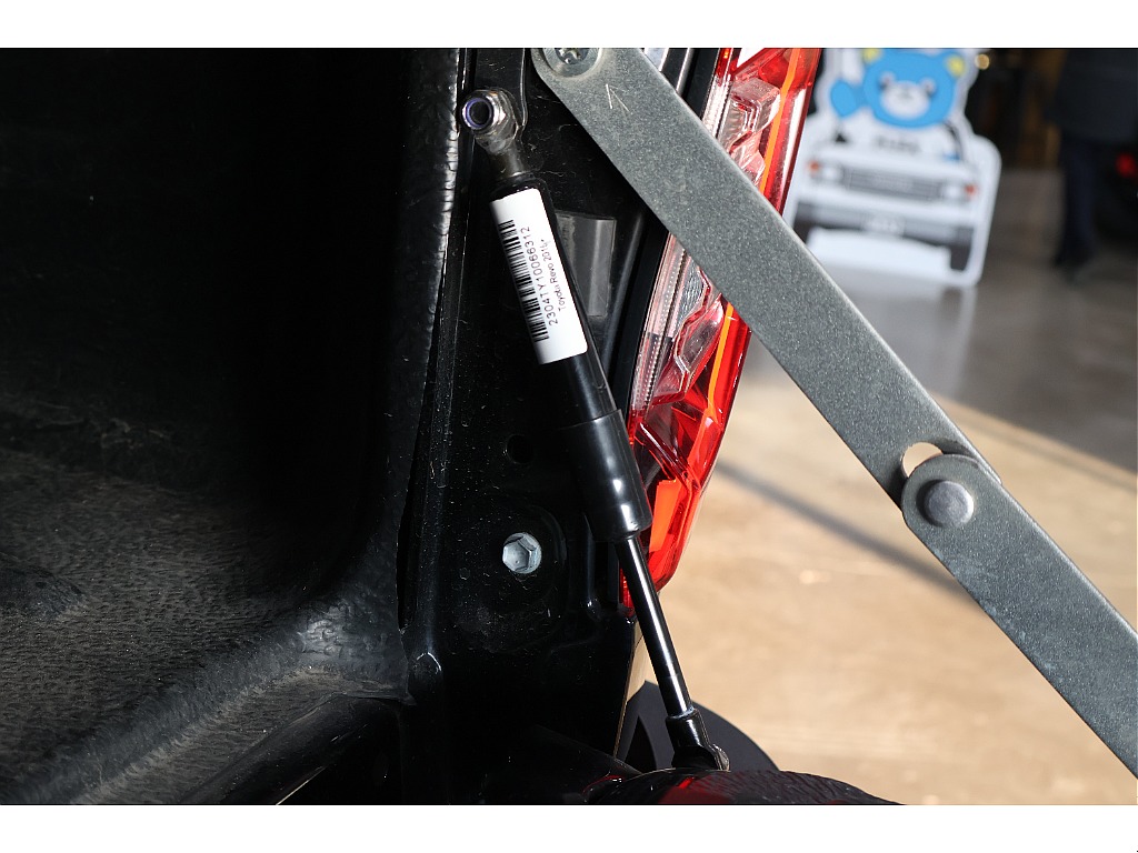 「バタン！」と扉が開いてしまう事を防げるリアゲートダンパー装着済み。女性や非力な方でも使い勝手が良いです！