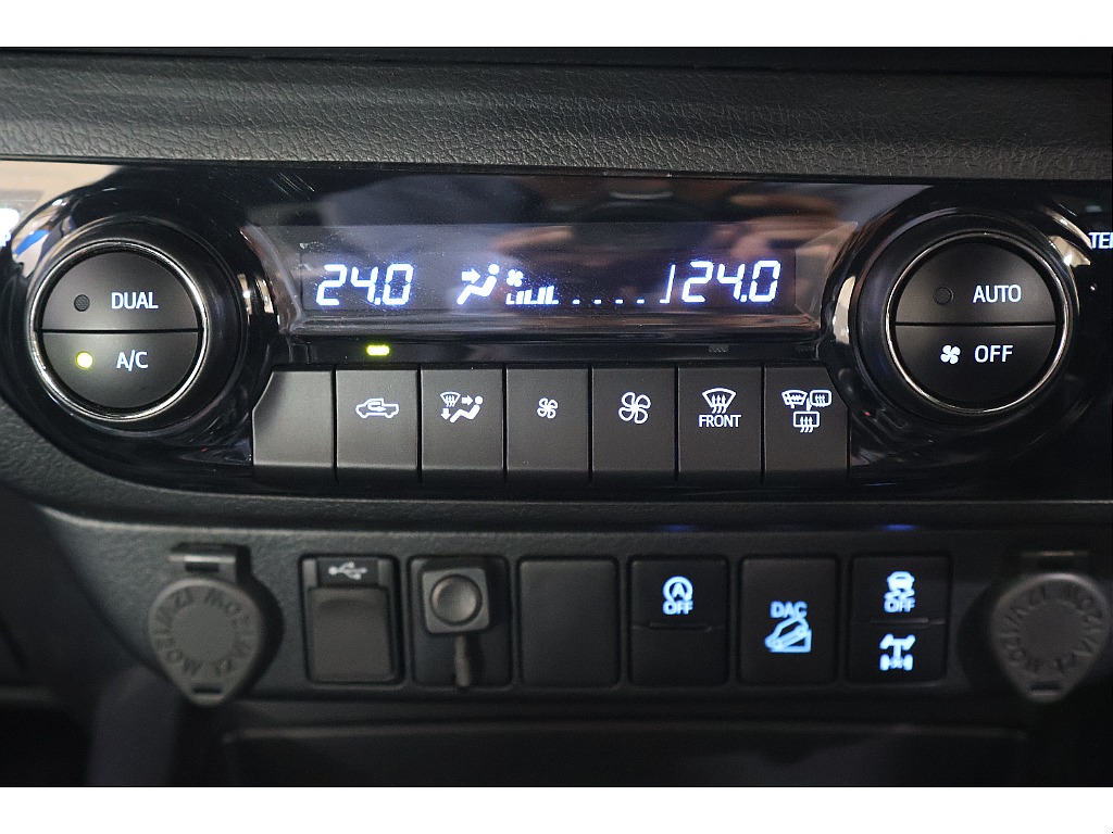 無機質ながら高級感を感じるエアコンパネル