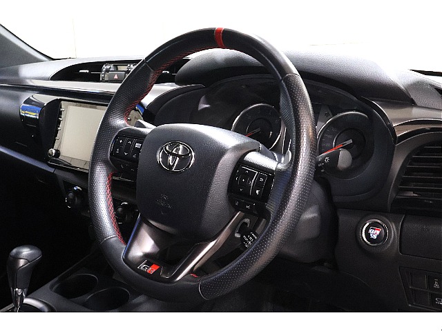 乗り込み時は特別感のあるスポーツステアリングがお出迎え！