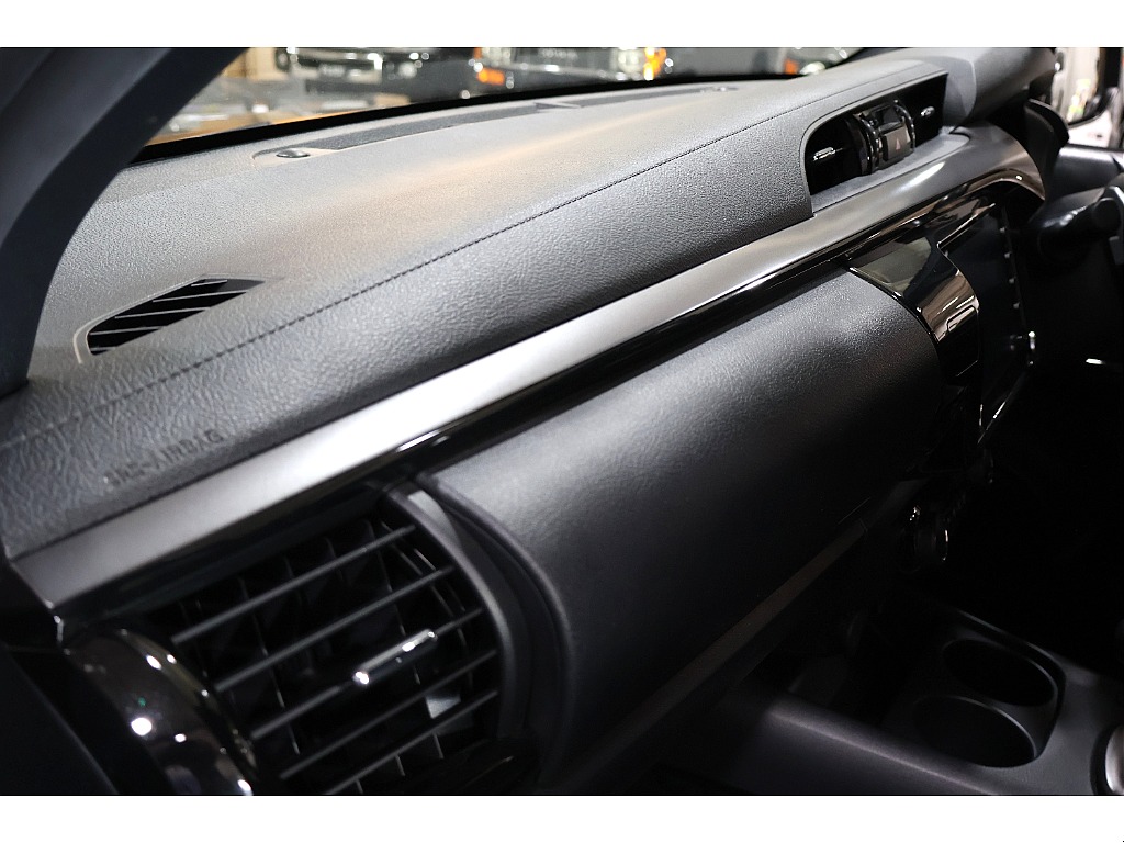 GRグレードは専用の黒みがかったパネルが特徴です